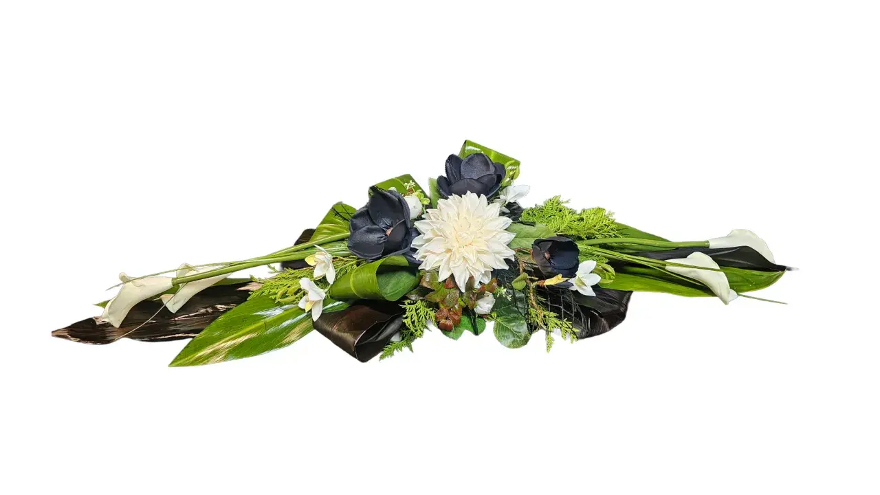 Elegancki wieniec dla babci: białe kalie, czarne magnolie i kremowa dalia wśród zieleni.