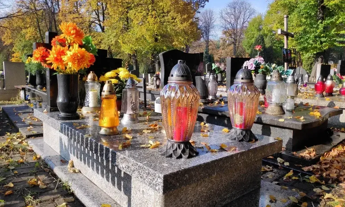 Znicze i kwiaty na grobach na Powązkach. Zastanawiasz się, ile kosztuje miejsce na Powązkach?