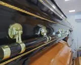 Elegancka, czarna trumna z ozdobnymi uchwytami. Warto pomyśleć, jak napisać ostatnie pożegnanie, gdy przyjdzie taki moment.