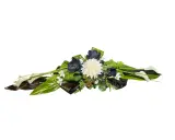 Elegancki wieniec dla babci: białe kalie, czarne magnolie i kremowa dalia wśród zieleni.