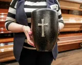 Kremacja kości: Co naprawdę trafia do urny?