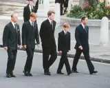 Książę Filip, książę William, książę Harry i książę Karol idą w żałobie. Czarny garnitur to kolor żałoby.