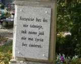 Kamienna płyta z cytatem o życiu i śmierci na cmentarzu, gdzie odbywa się pochówek urny.