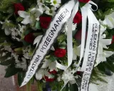 Napis na wieniec pogrzebowy: "Z ostatnim pożegnaniem Koleżanki i Koledzy z Komendy Policji w Olsztynie".