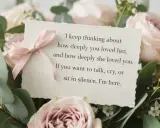 Bukiet róż i eukaliptusa z kartką wyrażającą kondolencje po angielsku: "I keep thinking about how deeply you loved her, and how deeply she loved you. If you want to talk, cry, or sit in silence, I'm here.
