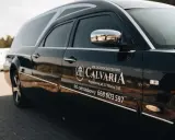 Czarny karawan firmy Calvaria. Gdy potrzebujesz pomocy, jak załatwić pogrzeb, zadzwoń pod całodobowy numer 668 603 597.