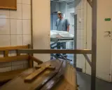 W prosektorium, po sekcji zwłok, pracownik pochyla się nad noszami. Czy po sekcji zwłok można otworzyć trumnę?