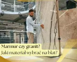 Mężczyzna ogląda płyty kamienne, zastanawiając się, jak odróżnić marmur od granitu przy wyborze blatu.