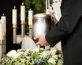 Uroczystość pożegnania, gdzie można rozsypać prochy po kremacji. W tle świece i kwiaty.