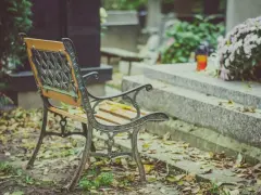 Ławka na cmentarzu, idealna do zadumy. Dowiedz się, jak zamontować ławkę na cmentarzu, by stworzyć miejsce pamięci.