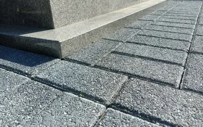 Szare kostki brukowe tworzą ścieżkę wokół pomnika. Idealne, by położyć wokół pomnika, tworząc schludne i trwałe otoczenie.