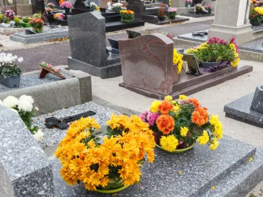 Kwiaty na grobach, przygotowania do likwidacji grobu.