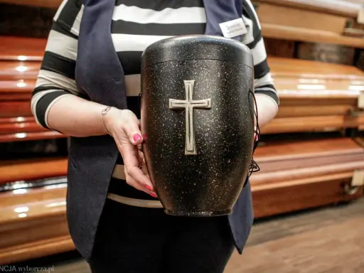 Kremacja kości: Co naprawdę trafia do urny?