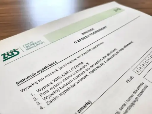 Formularz ZUS o zasiłek pogrzebowy. Wniosek można złożyć w dowolnym momencie po śmierci bliskiej osoby, nie ma określonego terminu, ile dni po śmierci jest pogrzeb.
