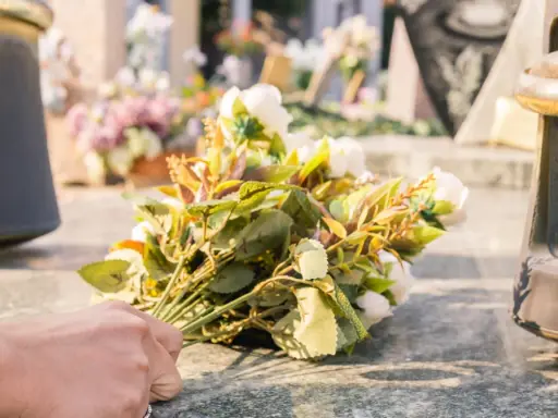 Kto sprząta wieńce po pogrzebie? Wszystko o porządkach na grobie
