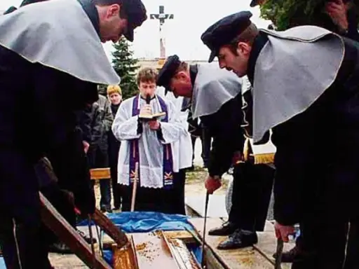 Msze za zmarłych po pogrzebie: Ile, jakie i za ile?