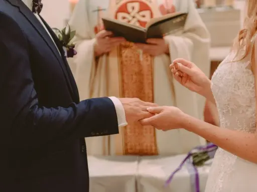 Koszty pogrzebu kościelnego: Ile naprawdę znaczy "co łaska"?