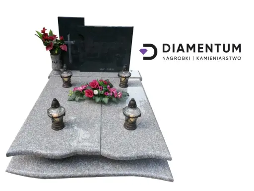 Elegancki nagrobek z granitu, ozdobiony kwiatami i zniczami. Ten grób głębinowy to symbol pamięci i szacunku.