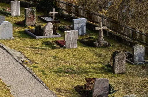 Cmentarz z nagrobkami i krzyżami. Zastanawiam się, jak głęboko zakopuje się urnę, by zapewnić jej spokój.