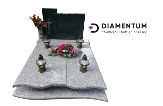 Elegancki nagrobek z granitu, ozdobiony kwiatami i zniczami. Ten grób głębinowy to symbol pamięci i szacunku.