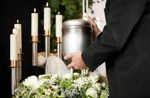 Uroczystość pożegnania, gdzie można rozsypać prochy po kremacji. W tle świece i kwiaty.