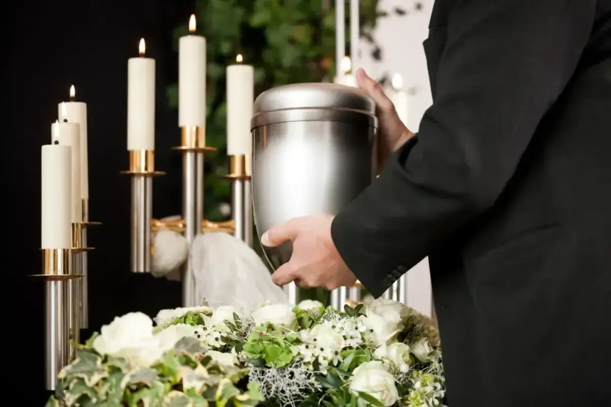 Uroczystość pożegnania, gdzie można rozsypać prochy po kremacji. W tle świece i kwiaty.