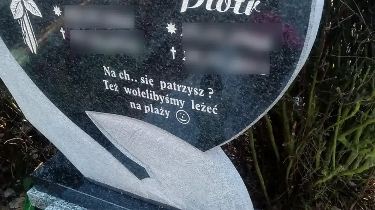 Napis na pomniku: "Na chwilę się patrzysz? Też wolelibyśmy leżeć na plaży". Tęsknota i wspomnienie beztroskich chwil.