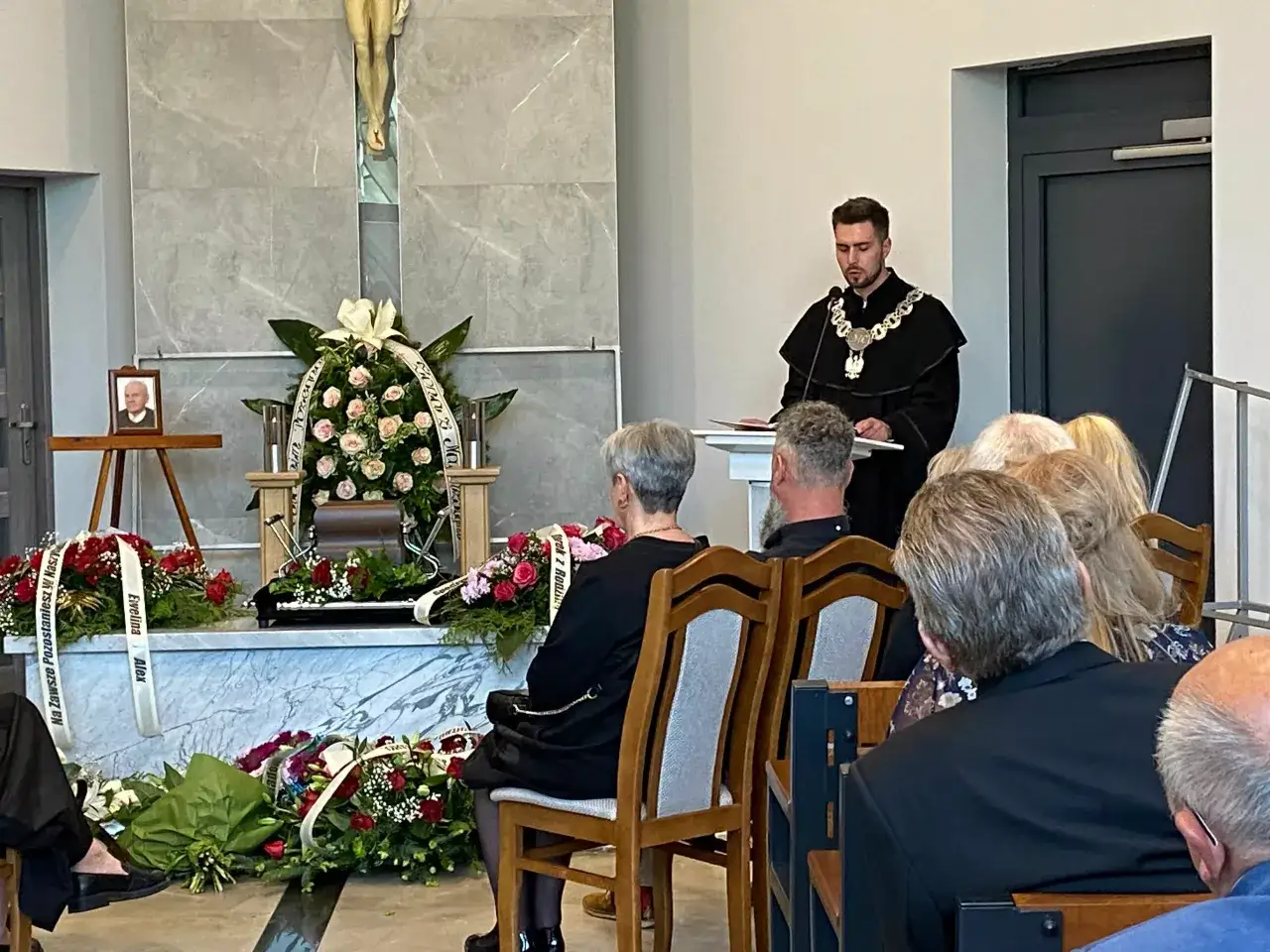 Uroczystość pogrzebowa z udziałem mistrza ceremonii. Cena jego usług jest zmienna.